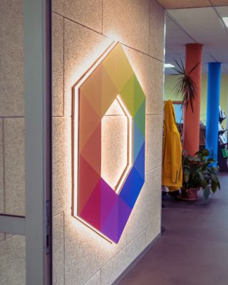 V Kartoons to nejsou jen obaly. Tentokrát jsme si posvítili na něco většího – 3D logo pro @europapierbohemia z vrstveného...