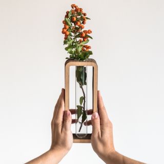 Ze zachráněného kartonu nevyrábíme jen obaly. Dáváme mu druhý život v podobě originálního osvětlení, nábytku i eco doplňků...